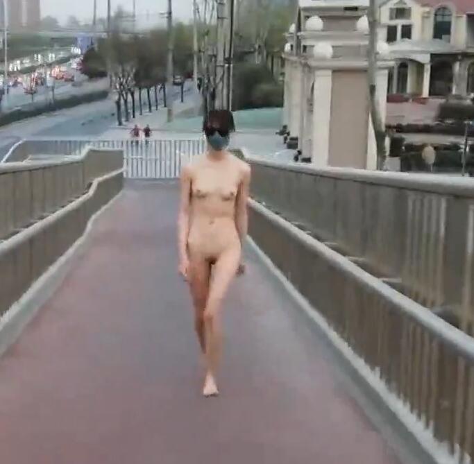 北京天使极限露出挑战大白天街上全裸行走