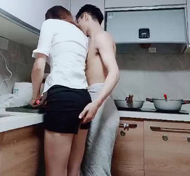 女友正在做饭被男友强硬抱床上啪啪